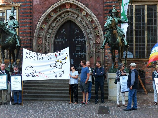 Auch die Bremer Stadtmusikanten traten beim Flaggentag für die Abschaffung der Atomwaffen ein.