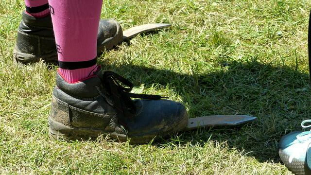 Spikes beim Hammerwerfen