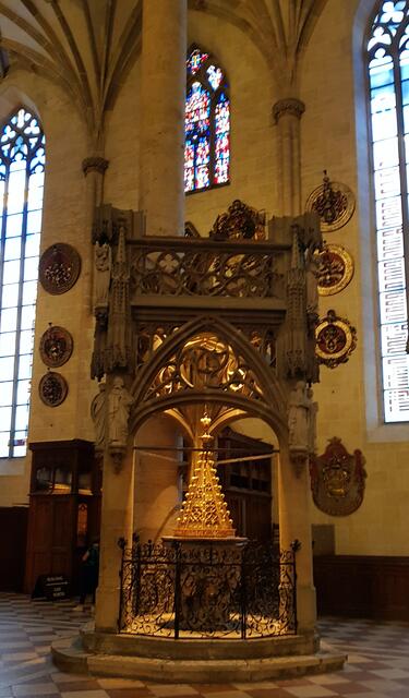 An den Wänden der Seitenschiffe habe ich bei meinem Rundgang etwas Spannendes entdeckt, was ich vorher so noch nicht gesehen habe: Totenschilde. Hinter dem Taufstein sieht man einige davon an der Wand.