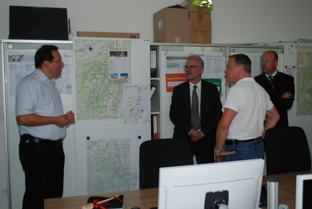Gemeinsam besichtigten Landrat Martin Sailer und Regierungspräsident Dr. Erwin Lohner die Einsatzzentrale des Katstrophenschutz-Teams im Landratsamt am Prinzregentenplatz. Kreisbrandrat Alfred Zinsmeister (links) und Führungsassistent Jürgen Neidlinger erklären die Abläufe.