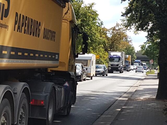 Typische Verkehrssituation in der Langenhagener Straße, Bild 1.