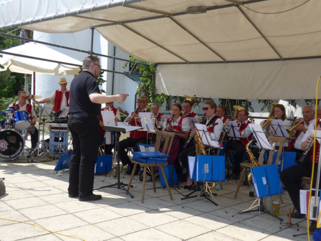 Die Stadtkapelle Gersthofen und der Pfarrer mit dem Taktstock | Foto: Christian Meixner