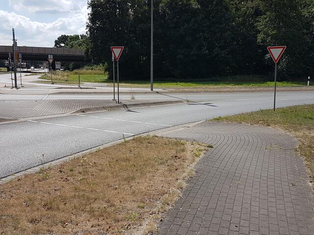 Punkt 3, beschlossen am 17.5., unveränderter Zustand am 17.7.2018: Laut Protokoll sollte eine Verlegung der Querung des Fußweges über die Straße geprüft werden.