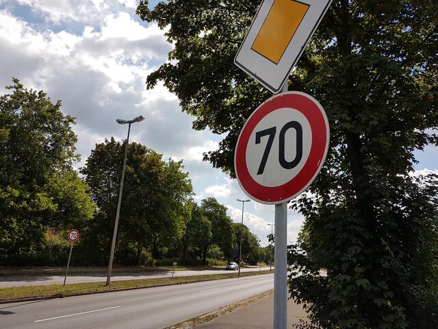Noch zu Punkt 1: Zwei Schilder noch mit Tempo 70 km/h.