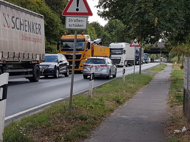Typische Verkehrssituation in der Langenhagener Straße, Bild 1.