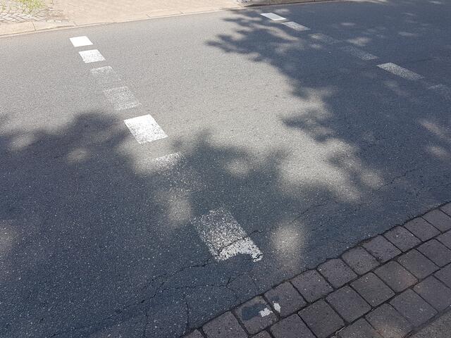 Punkt 4, am 17.5. beschlossen, zwei Monate später, am 17.7. 2018, nicht da: Die Erneuerung der weißen Markierungen des vorfahrtsberechtigten Radweges zur Schule sowie die eventuelle Rotfärbung der Radwegfurt am Knotenpunkt Hannoversche Straße / Langenhagener Straße.