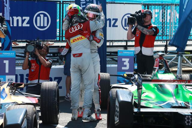 Geschafft: Die Audi-Fahrer Daniel Abt und Lucas Di Grassi liegen sich nach dem Happy End in New York in den Armen. | Foto: © Audi/TRDmobil