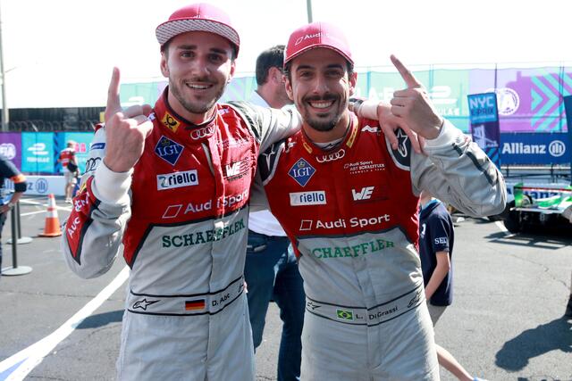 Herzschlagfinale mit Happy End: Die Rennfahrer Daniel Abt (links) und Lucas Di Grassi feiern den Gewinn des Team-Titels in der Formel E. | Foto: Audi/TRDmobil