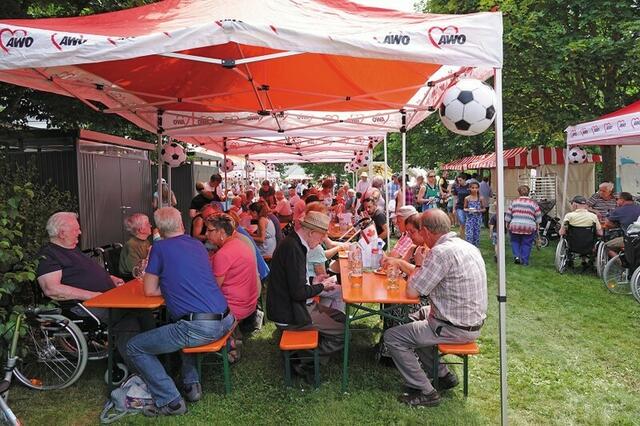 Reger Besuch auf dem Gelände des AWO Seniorenheims | Foto: Otto Müller