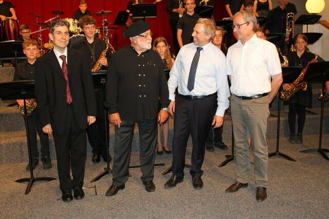 Den Dank der Schulen brachten OStD Bernhard Hof (2.v. r.) und Konrektor Cornelius Brandelik (rechts) zum Ausdruck. Christian Kaufmann (links) bedankte sich im Namen der Fachschaft Musik bei Manfred-Andreas Lipp (2. v. l.).