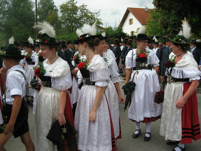 Man kennt sich und trifft sich nach dem Festzug.