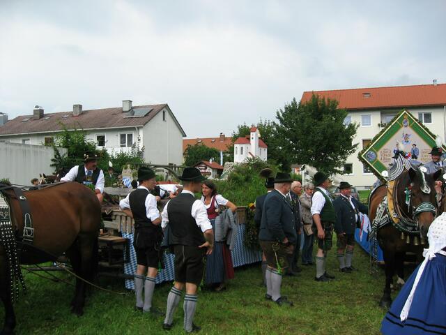 Die Kirche auf dem Berg. Ein Festwagen aus Hohenpeißenberg.