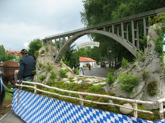 Ein sehr schöner Festwagen, mit sehr viel Liebe gemacht.  Nachbau der Echelsbacher Brücke.
