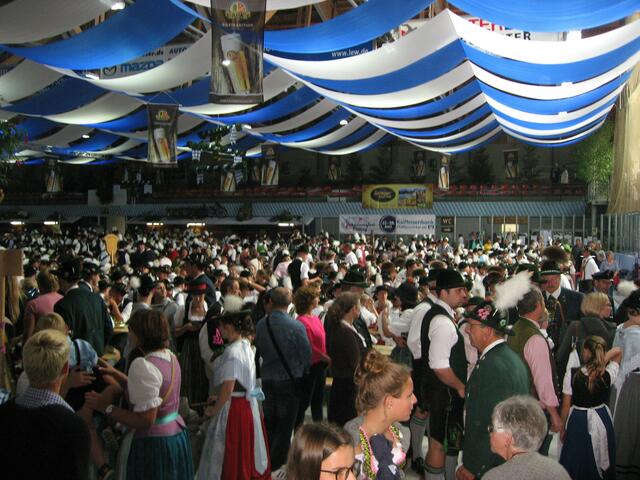 Menschenmassen in der Eissporthalle, die eigens für das Fest umgestaltet wurde.