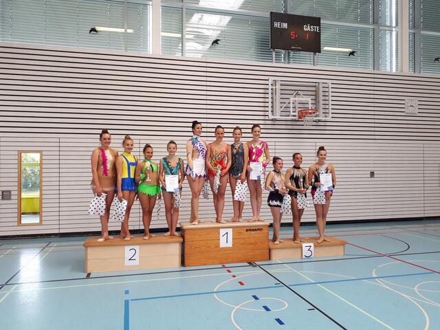 Die Gersthoferin Ornella Vargiu (vierte von links) startete beim Landesfinale für den TSV Firnhaberau