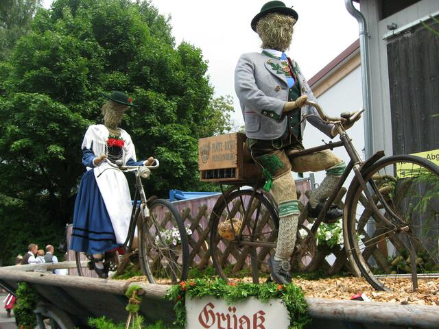 Wo soll's denn hingehen, mit dem Kasten Bier auf dem Gepäckträger?