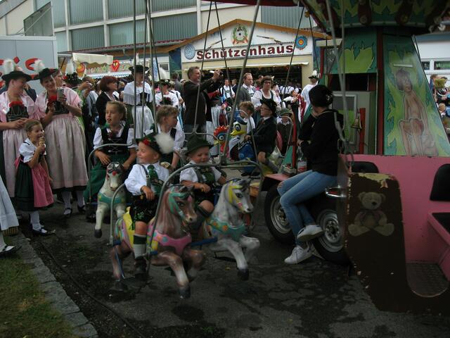 Glückliche Kinderzeit... in Festtagstracht versteht sich...Sind sie nicht allerliebst die zwei feschen Trachtler, hoch zu Ross?