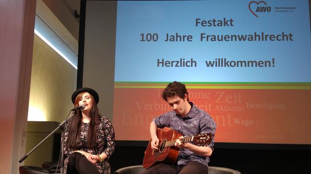 Gwen Luna und Frederik Haug umrahmten mit ihrer Musik das Programm.