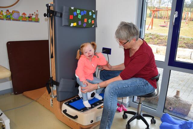 Drachenkind mit Therapiegerät | Foto: Radio 7