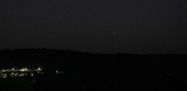 X _ 22:26h - jetzt ist er ganz schwach sichtbar überm Wald