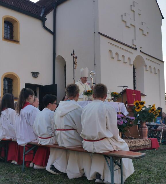 Ministranten bei Predigt