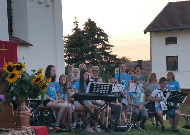 Chor mit Solistin Lena beim Mottolied