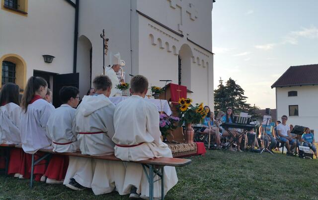 Ministranten und Chor bei Predigt