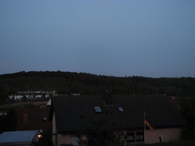 X _ 21:42h  - der Mond könnte jetzt da über den Wald kommen, aber noch nix zu sehen