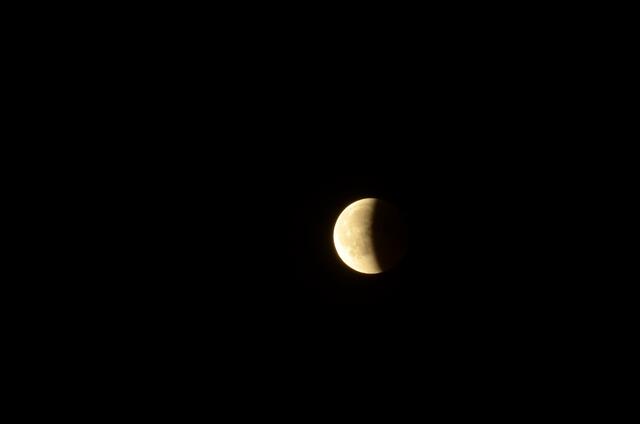 23:51h -  das Rot  verschwindet, je weiter die 'normale' Lichtstärke wieder den Mond bescheint