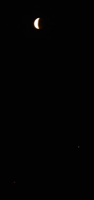 Der Mond, am rechten Bildrand der Mars und am linken Bildrand die ISS (das kleine Pünktchen).