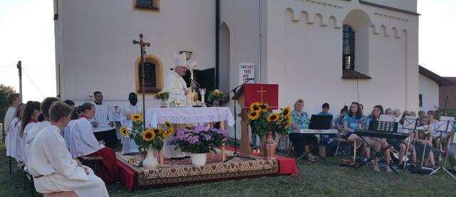 Ministranten und Chor bei Predigt