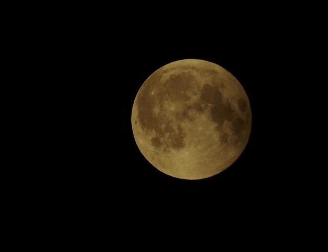 00:45h - der Mond hat das Lichtereignis unbeschadet überstanden (wie immer schon) und ist wieder komplett