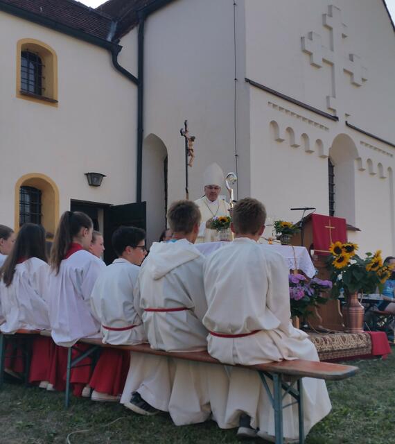 Ministranten bei Predigt