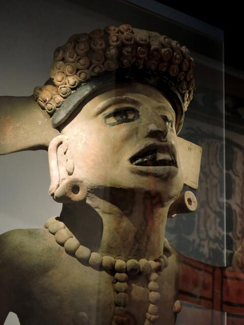 Figur aus Mesoamerika - die Ursprünge des Kakaos