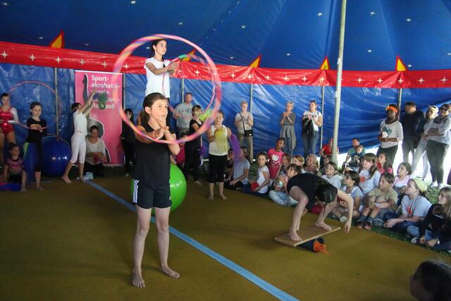Für Zirkusatmosphäre sorgten die Kinder und Jugendlichen des SAV im Zirkuszelt.