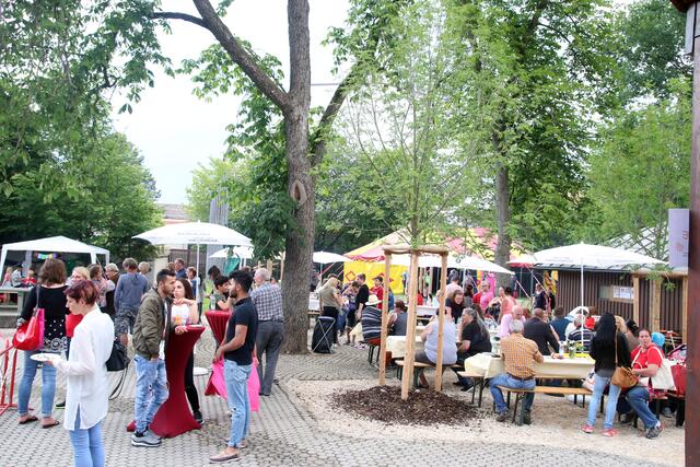 Bei sommerlichen Temperaturen feierten die Kinder und Familien im großen Garten mit den schattigen Bäumen.
