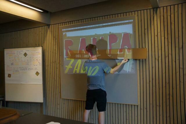 RamPa-Zamba Logo wird großformatig übertragen