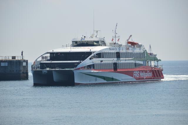 Der Halunder Jet, das neue Katamaran Fährschiff kam kurz nach uns an.