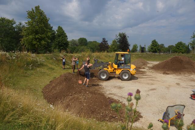 erste Arbeiten für die Dirtjumps auf dem Außengelände vor dem Jugendzentrum