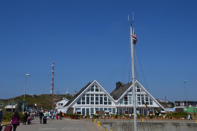 Die Touristen strömen von den Schiffen....