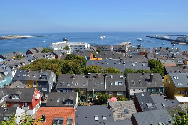 Blick über das Unterland auf den Hafen.