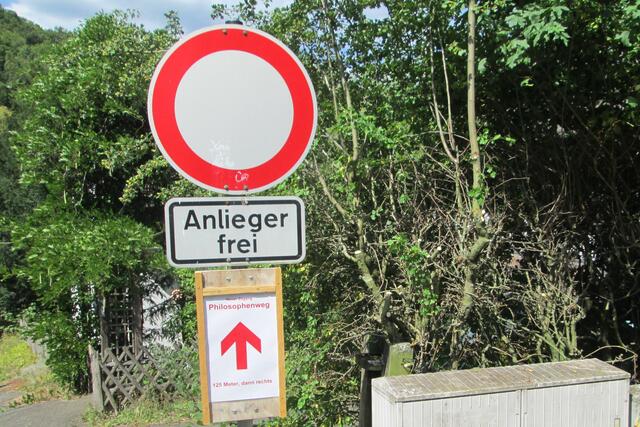 Am 30.07.2018 wurde der Hinweis auf den neuen Zugang zum Philosophenweg in der Nähe der Sperrung des bisherigen Wegeverlaufs angebracht. Dabei wurde der Hinweis auf den Astenweg X14 überdeckt.