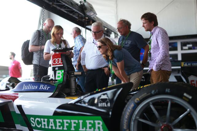 Die Automobil Unternehmen Audi, Abt und Schaeffler sind ein Traumgespann in der Formel E. Der Motor-Informations-Dienst (mid) blickt hinter die Kulissen des Spektakels. Eines vorab: Die Formel E ist nicht zu vergleichen mit der Formel 1, dennoch haben beide Rennserien entscheidende Gemeinsamkeiten – die Lust an der Geschwindigkeit und am technologischen Fortschritt. Die FIA Formula E Championship ist die erste rein elektrische Rennserie weltweit. Die FIA möchte damit neue Zielgruppen erreichen. Seit Sommer  | Foto: Foto: Audi/TRDmobil