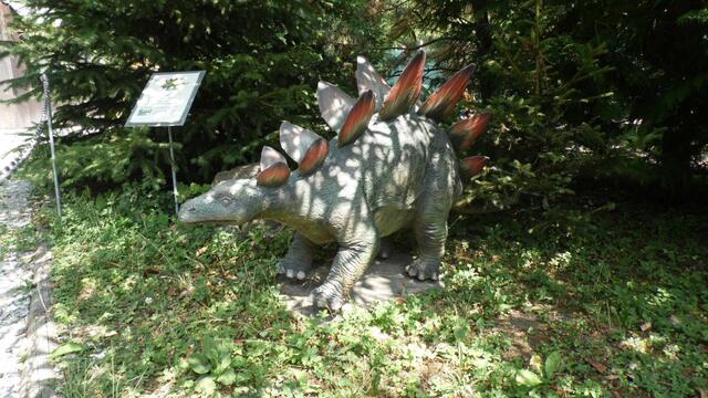 Im DinoWeltWäldchen !  https://www.freizeitspass-eckartsberga.com/attraktionen/dinoweltw%C3%A4ldchen/