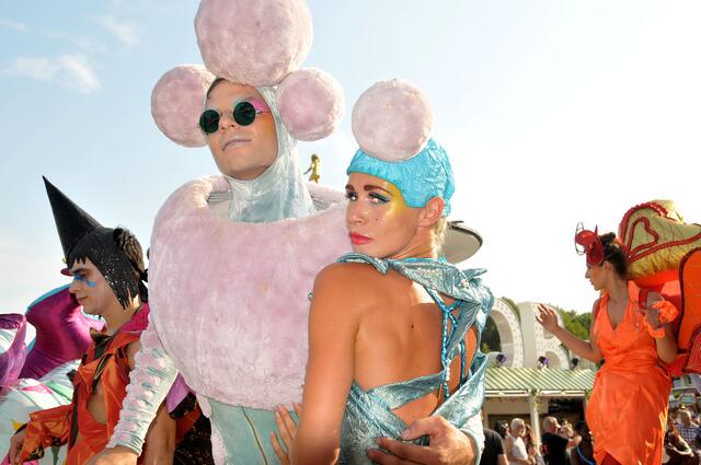 Bunte Parade zur Eröffnung des Maschseefestes