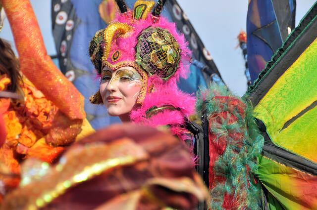 Bunte Parade zur Eröffnung des Maschseefestes