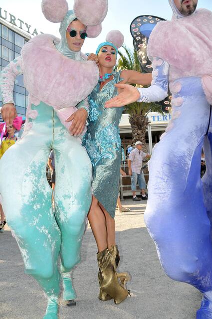 Bunte Parade zur Eröffnung des Maschseefestes
