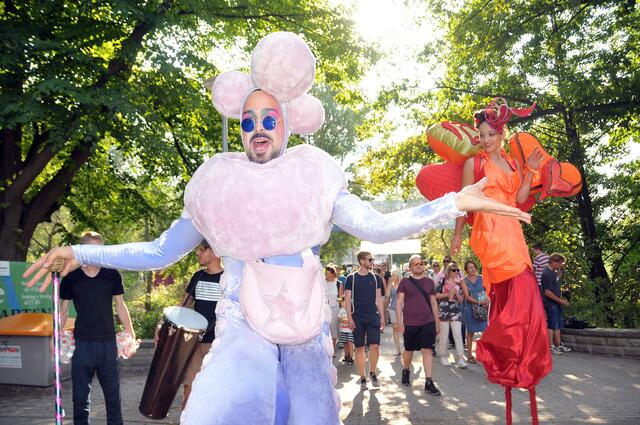Bunte Parade zur Eröffnung des Maschseefestes