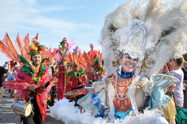 Bunte Parade zur Eröffnung des Maschseefestes