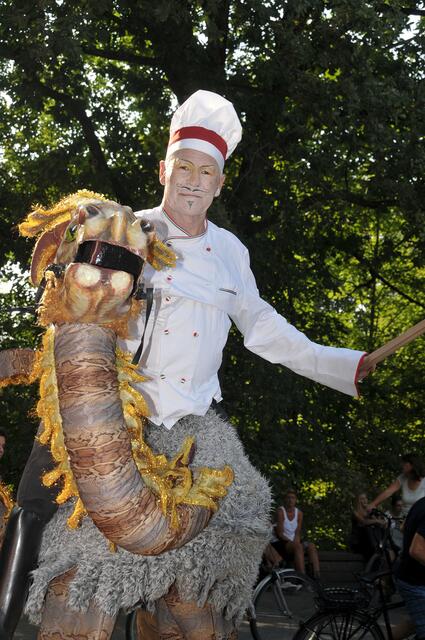 Bunte Parade zur Eröffnung des Maschseefestes